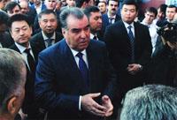 El presidente de Tayikistán, Emomali Rahmon, asiste a la ceremonia oficial de corte de cinta de la primera fábrica construida por IVEN en Tayikistán de soluciones intravenosas